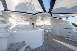 Flybridge Jacuzzi and Bar